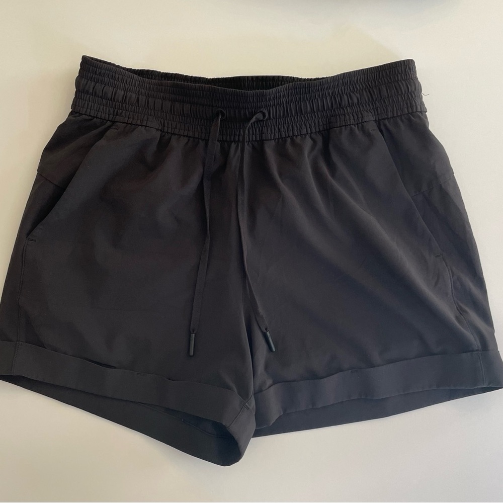 Lululemon Breakaway black shorts 3 in size 4